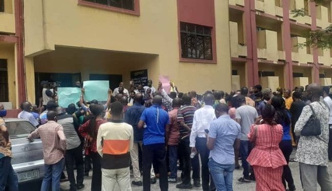 UNICAL lecturers protest over backlog of financial entitlement | AIT LIVE