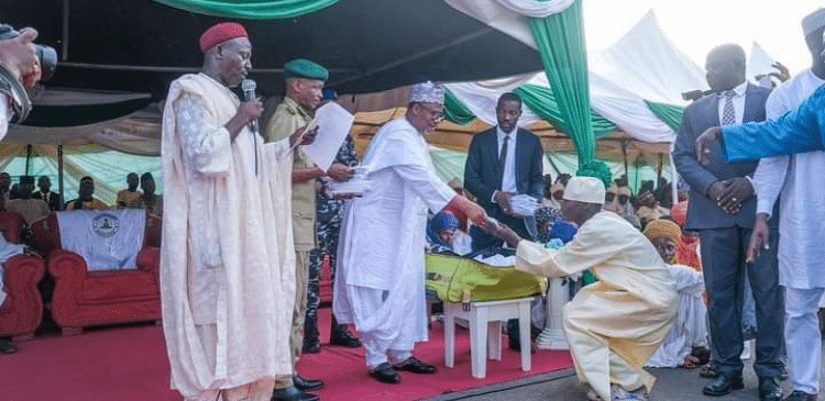 Bauchi Governor handing over start-up pack to freed inmate