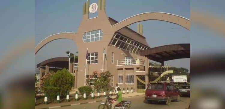 UNIBEN lecturers protest FG 'No Work, No pay' policy | AIT LIVE