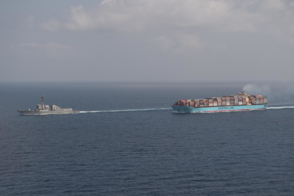 AIT-IMAGES - US Navy escorting Maersk ships