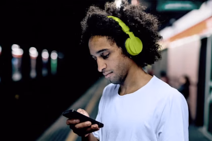 headphone commute hearing loss header 1024x575 1